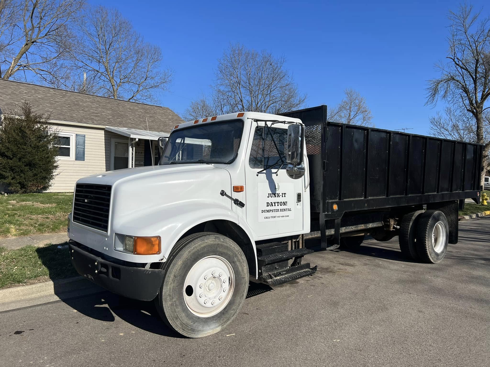 JunkIT Dayton branded roll-off truck ready for junk removal in Dayton, Ohio